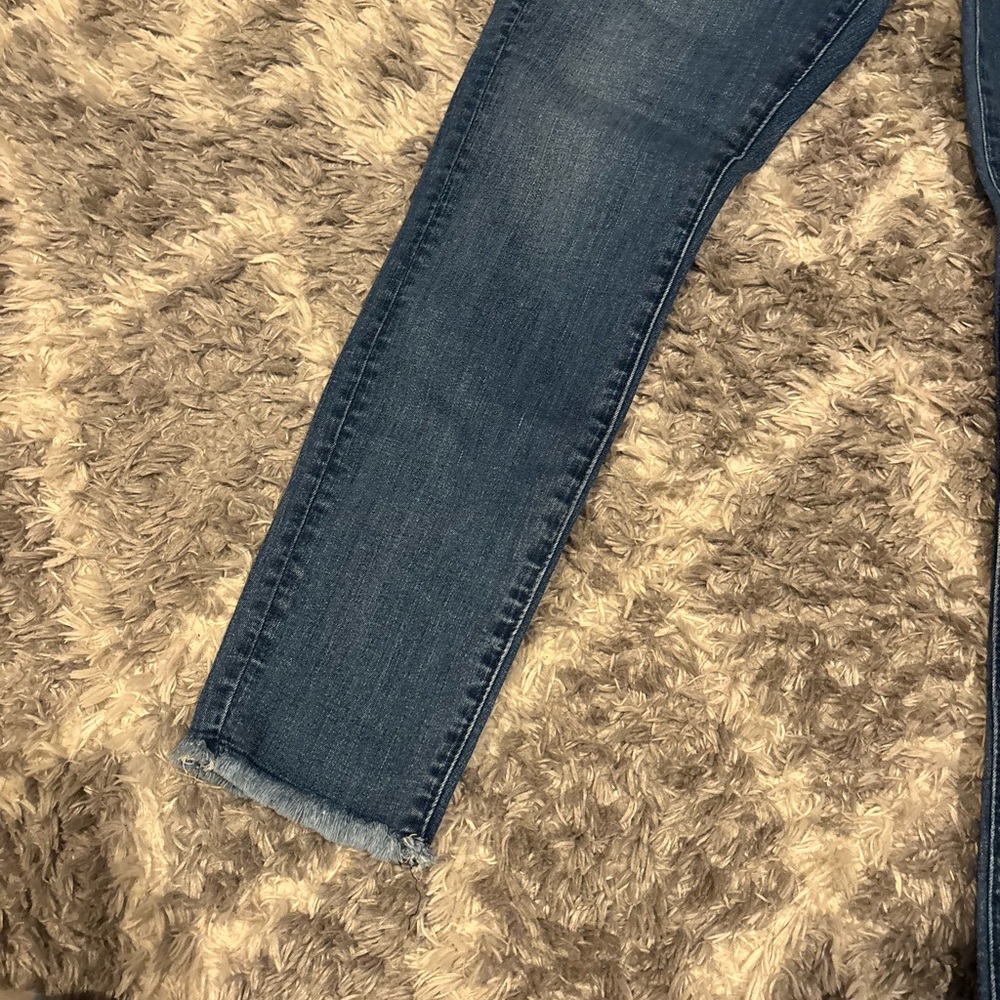 Women's LOFT Blue Demim Jeans - distressed bottoms Size 28/6 NWOT - Picture 8 of 11